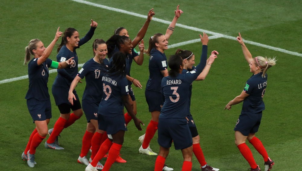 Eugenie Le Sommer celebra su gol con el resto de sus compañeras de Francia