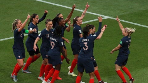 Eugenie Le Sommer celebra su gol con el resto de sus compa&ntilde;eras de Francia