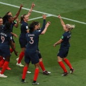 Eugenie Le Sommer celebra su gol con el resto de sus compañeras de Francia