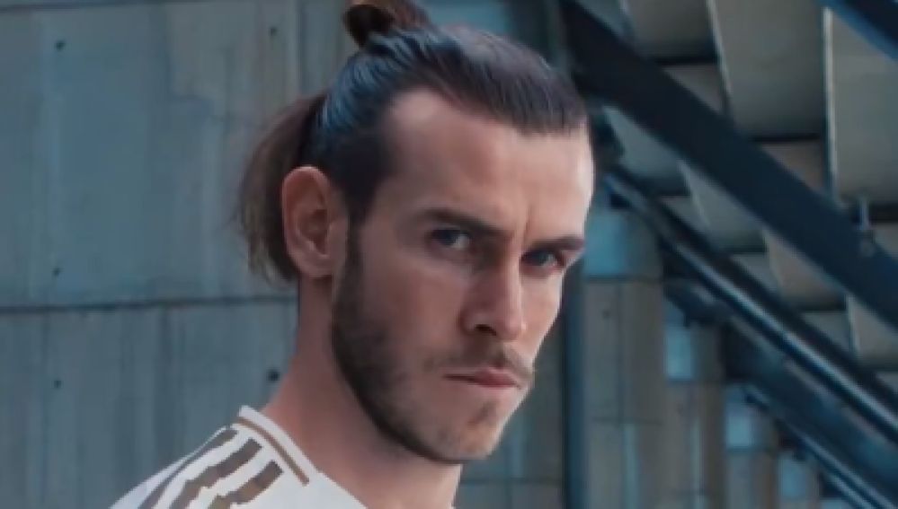 Gareth Bale posando con la nueva camiseta