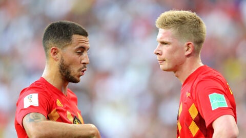 Hazard da indicaciones a De Bruyne durante un partido de B&eacute;lgica