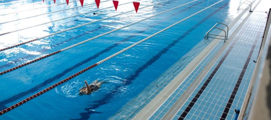 Una persona practica natación en la piscina del pabellón Esperanza Lag de Elche. Una persona practica natación en la piscina del pabellón Esperanza Lag de Elche.
