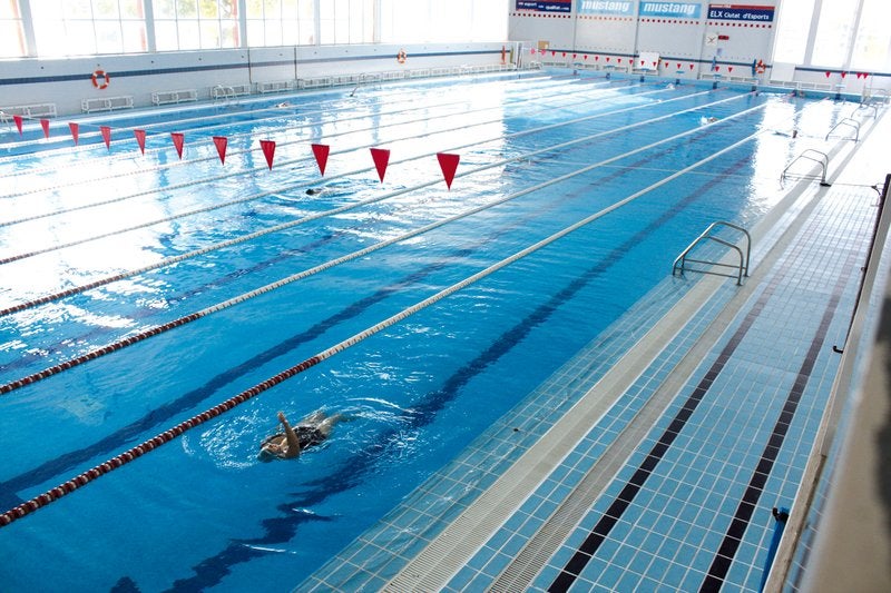 Padres molestos porque no pueden acompañar a sus hijos en las escuelas deportivas de natación Padres molestos porque no pueden acompañar a sus hijos en las escuelas deportivas de natación