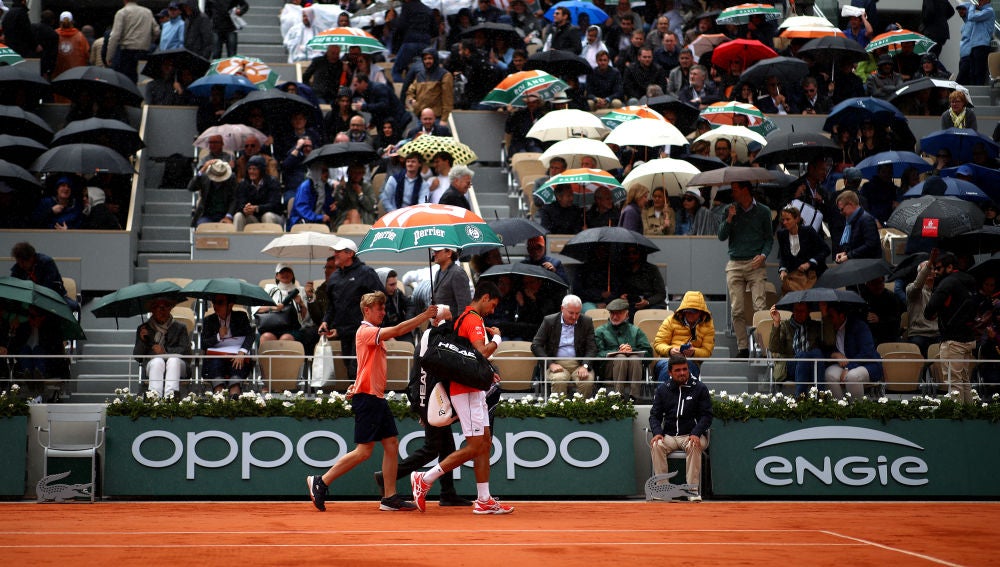 Djokovic se retira de la pista de Roland Garros