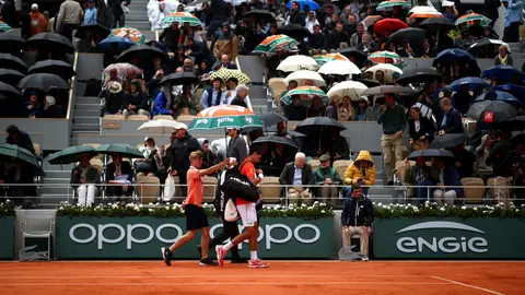 Djokovic se retira de la pista de Roland Garros Djokovic se retira de la pista de Roland Garros