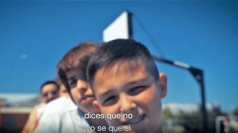 Alumnos del IES Monserrat Roig graban un videoclip contra el machismo.