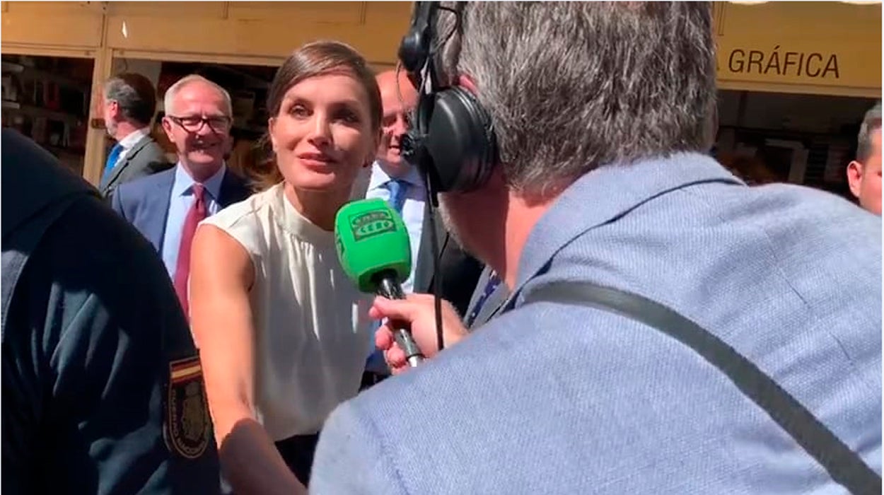 El saludo de la Reina Letizia a Carlos Alsina El saludo de la Reina Letizia a Carlos Alsina
