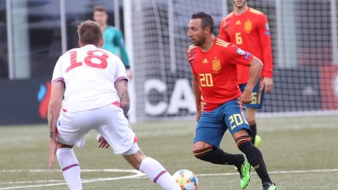 Santi Cazorla, en un momento del encuentro con la Selecci&oacute;n. 
