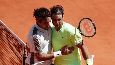 Roger Federer y Rafa Nadal se abrazan despu&eacute;s de su partido en Roland Garros