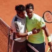 Roger Federer y Rafa Nadal se abrazan después de su partido en Roland Garros