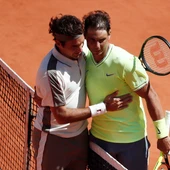 Roger Federer y Rafa Nadal se abrazan después de su partido en Roland Garros Roger Federer y Rafa Nadal se abrazan después de su partido en Roland Garros