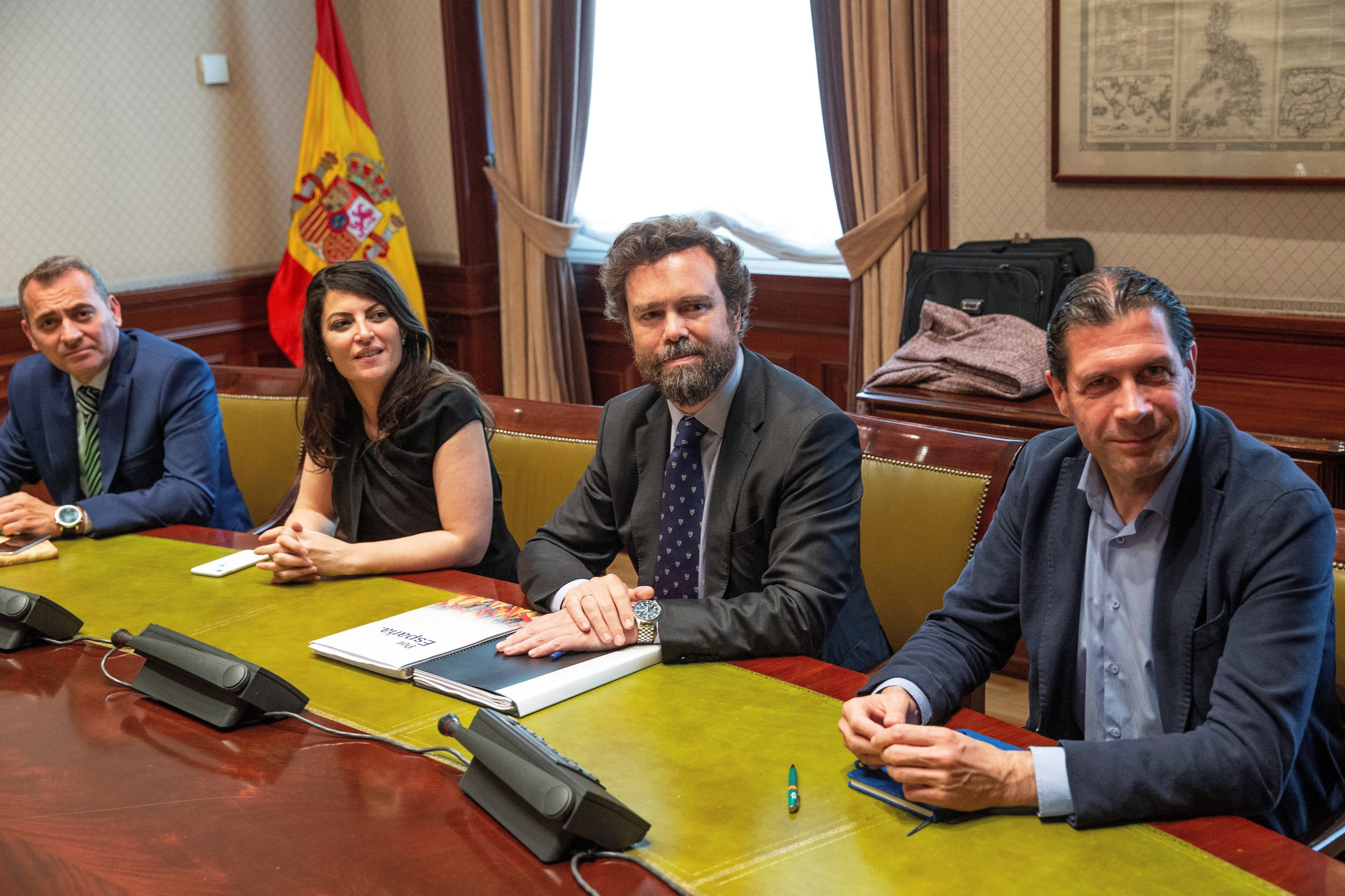 PP y Vox anuncian un "principio de acuerdo" para gobernar en las localidades donde juntos suman mayoría PP y Vox anuncian un "principio de acuerdo" para gobernar en las localidades donde juntos suman mayoría