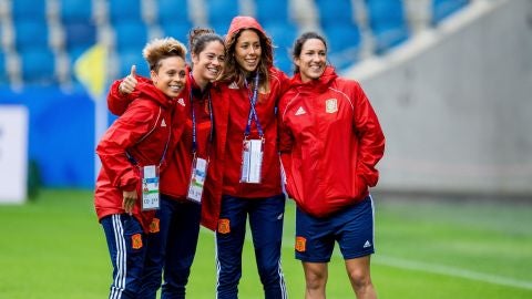 Amanda Sampedro, Marta Torrej&oacute;n, Lola Gallardo y Silvia Meseguer, antes del arranque del Mundial de Francia