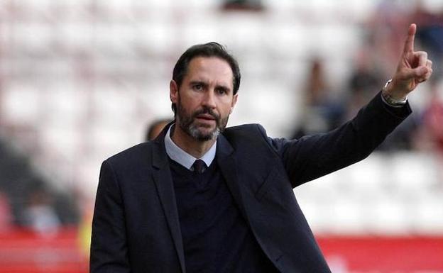 Vicente Moreno: "Todavía tenemos que ir a Albacete y el domingo va a ser muy difícil" Vicente Moreno: "Todavía tenemos que ir a Albacete y el domingo va a ser muy difícil"