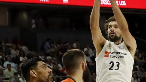 Llull lanza a canasta en el partido del Real Madrid