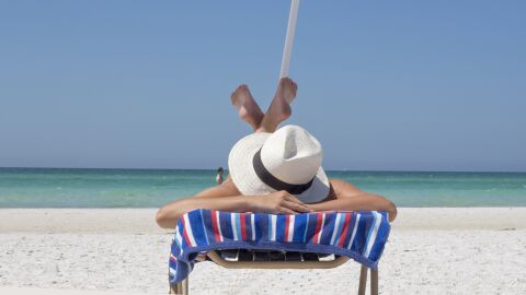 Una mujer toma el sol en una playa