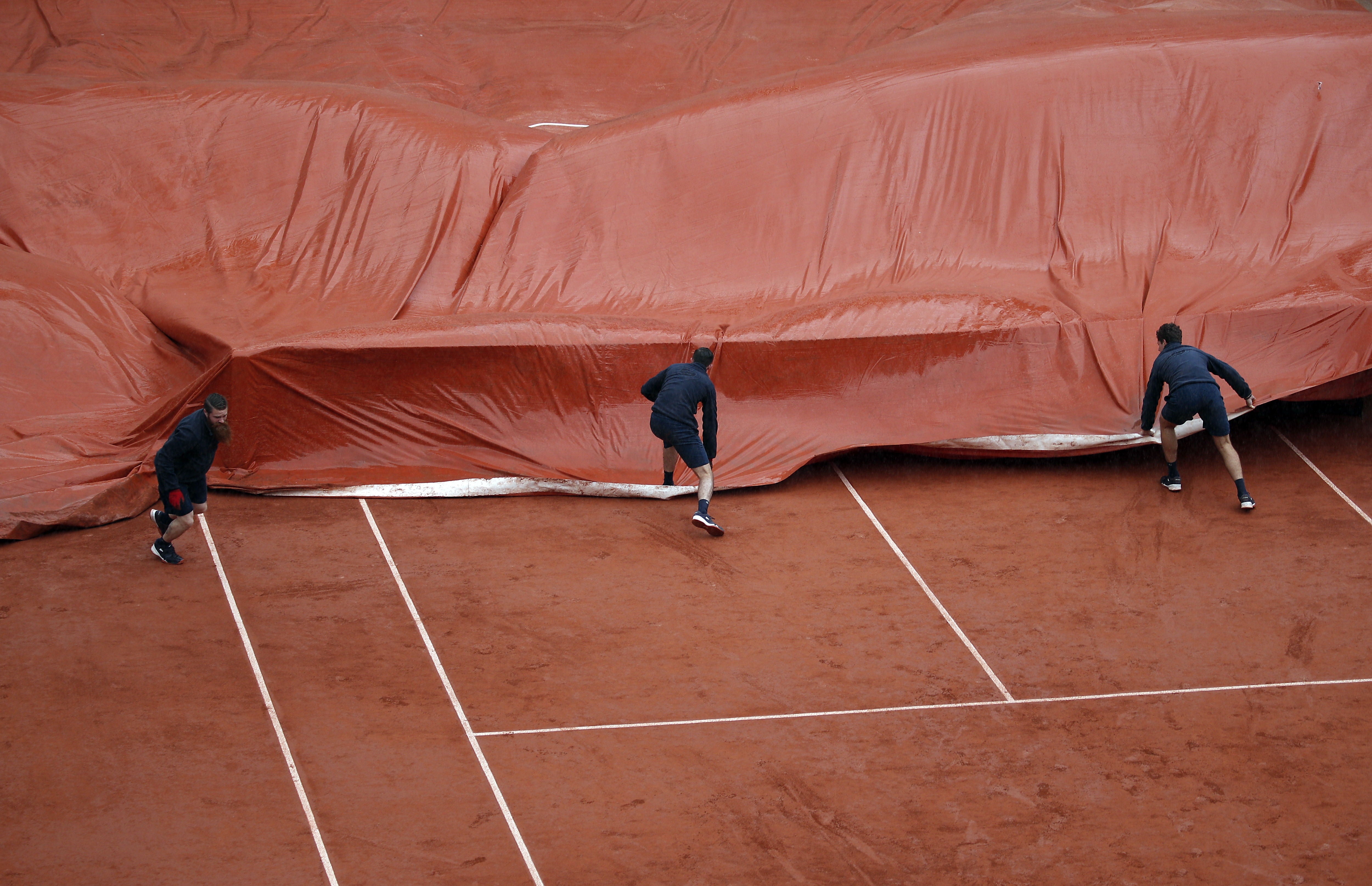 La lluvia obliga a interrumpir otra vez la semifinal de Roland Garros entre Djokovic y Thiem La lluvia obliga a interrumpir otra vez la semifinal de Roland Garros entre Djokovic y Thiem