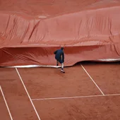 Los operarios de Roland Garros ponen la lona en la Philippe Chatrier Los operarios de Roland Garros ponen la lona en la Philippe Chatrier