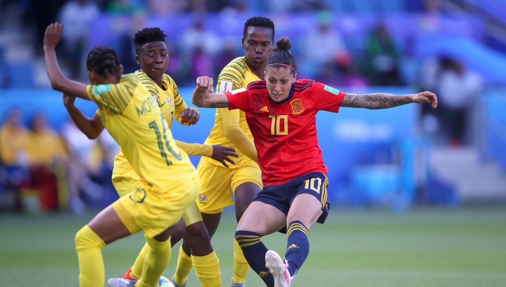 Jennifer Hermoso golpea el balón en el partido de España