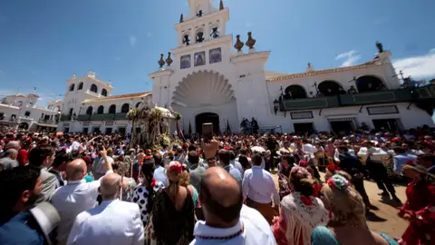 Santuario de la Virgen del Rocío El Simpecado de la Hermandad de Moguer (Huelva), durante el acto de presentación de Hermandades celebrado hoy ante el santuario de la Virgen del Rocío