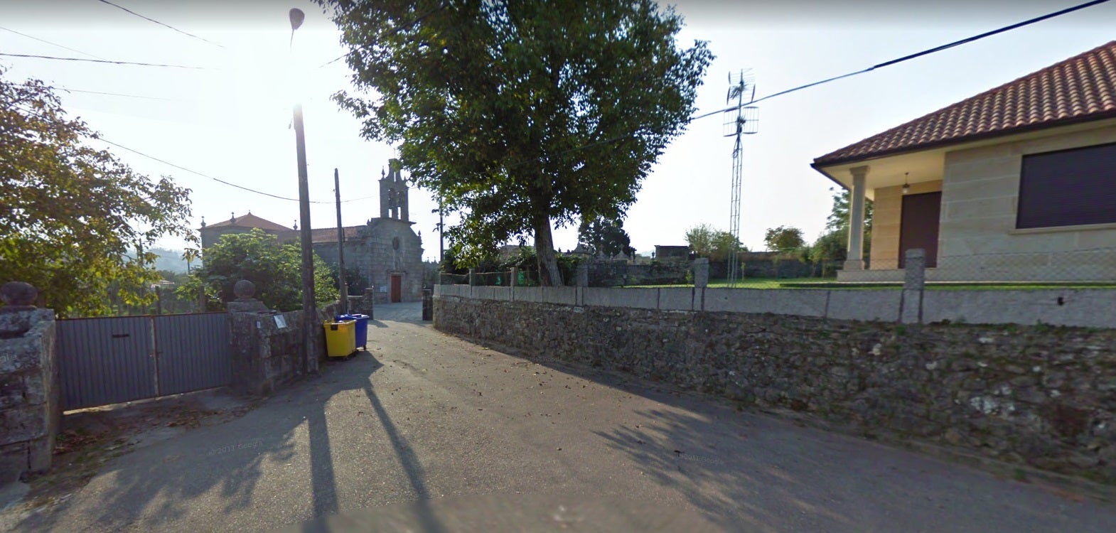 Un párroco de Pontevedra cuelga un polémico cartel en su Iglesia: "Si quieres ver a Dios mándale un Whatsapp mientras conduces" Un párroco de Pontevedra cuelga un polémico cartel en su Iglesia: "Si quieres ver a Dios mándale un Whatsapp mientras conduces"