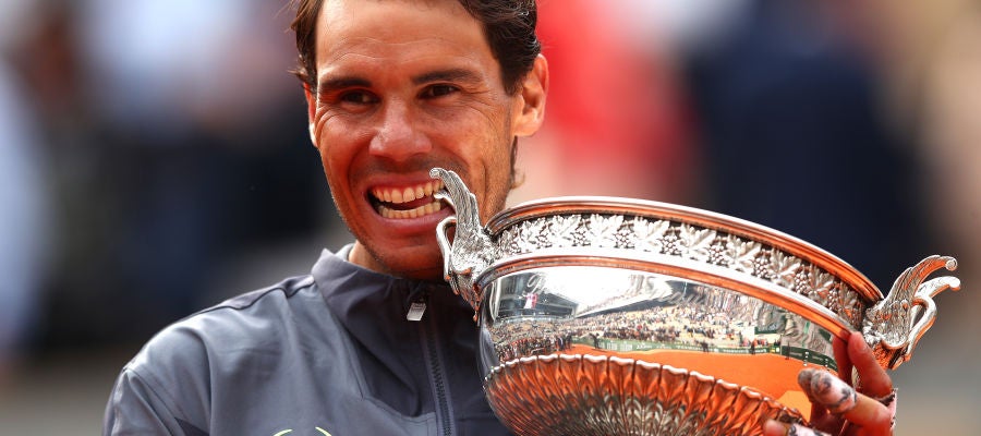 Rafa Nadal hace su habitual 'mordisco' al trofeo de Roland Garros Rafa Nadal hace su habitual 'mordisco' al trofeo de Roland Garros