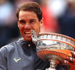 Rafa Nadal hace su habitual 'mordisco' al trofeo de Roland Garros Rafa Nadal hace su habitual 'mordisco' al trofeo de Roland Garros