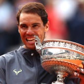 Rafa Nadal hace su habitual 'mordisco' al trofeo de Roland Garros