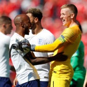 Pickford y Delph celebran el triunfo de la selección inglesa