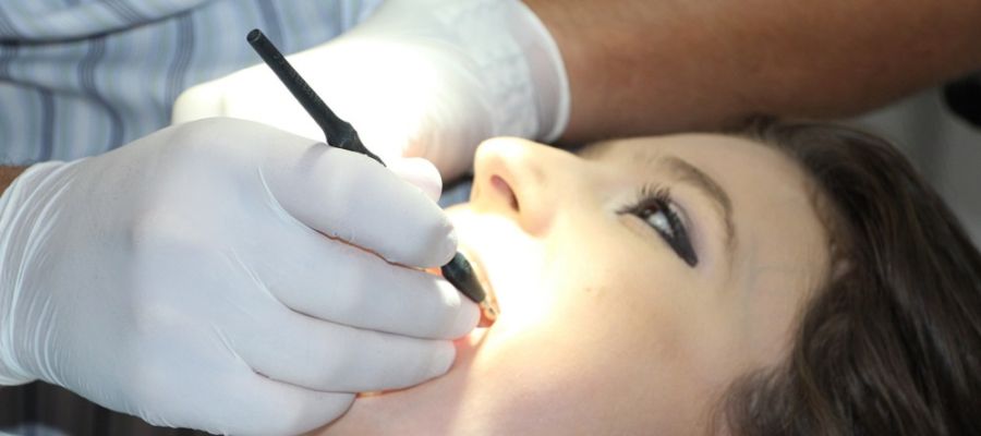 Mujer en la consulta del dentista Mujer en la consulta del dentista