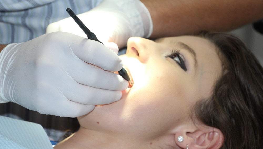 Descubren una clara conexión entre la gingivitis y el Alzheimer Descubren una clara conexión entre la gingivitis y el Alzheimer