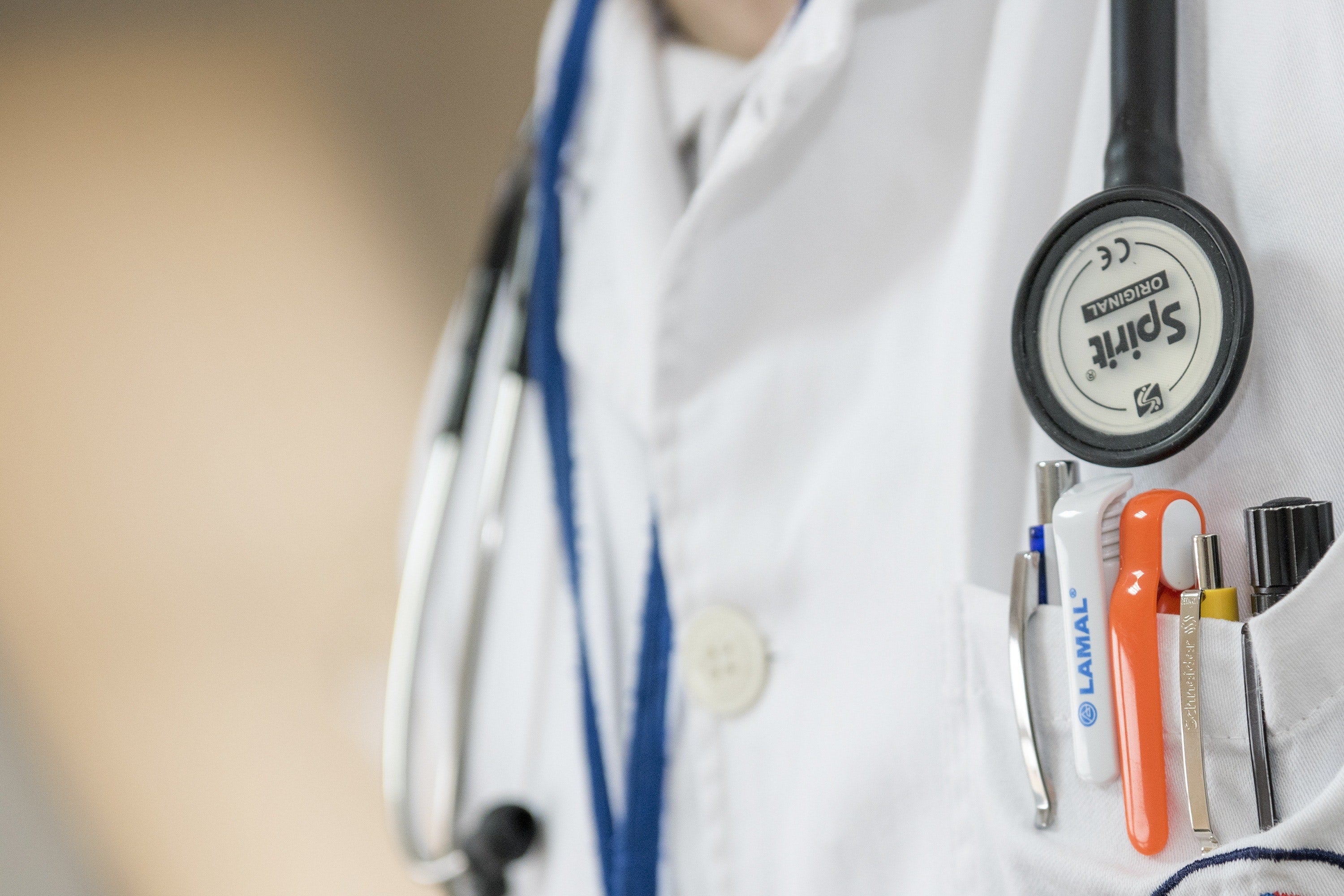 Tertulia de médicos: "El síndrome de la bata blanca" Tertulia de médicos: "El síndrome de la bata blanca"