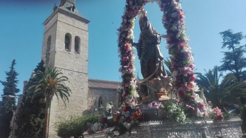 Imagen la Virgen de Alarcos en su salida desde la Iglesia de San Pedro Imagen la Virgen de Alarcos en su salida desde la Iglesia de San Pedro