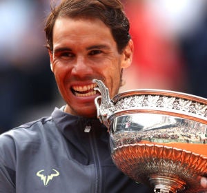 LaSexta Deportes (09-06-19) Rafa Nadal ya tiene su duodécimo Roland Garros. El tenista balear tumbó a Dominic Thiem en cuatro sets (6-3, 5-7, 6-1 y 6-1) y suma su 18º Grand Slam: se queda a dos de Roger Federer y supera a Margaret Court, que ganó 11 títulos en Australia. LaSexta Deportes (09-06-19) Rafa Nadal ya tiene su duodécimo Roland Garros. El tenista balear tumbó a Dominic Thiem en cuatro sets (6-3, 5-7, 6-1 y 6-1) y suma su 18º Grand Slam: se queda a dos de Roger Federer y supera a Margaret Court, que ganó 11 títulos en Australia.