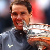 LaSexta Deportes (09-06-19) Rafa Nadal ya tiene su duodécimo Roland Garros. El tenista balear tumbó a Dominic Thiem en cuatro sets (6-3, 5-7, 6-1 y 6-1) y suma su 18º Grand Slam: se queda a dos de Roger Federer y supera a Margaret Court, que ganó 11 títulos en Australia.