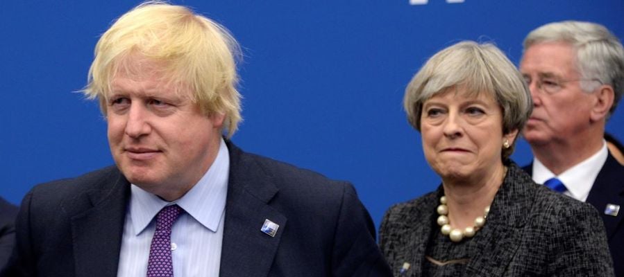 May observando a Boris Johnson May observando a Boris Johnson