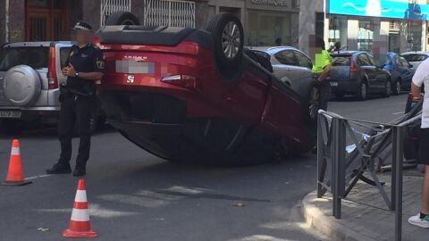El veh&iacute;culo siniestrado ha quedado volcado en el cruce entre las calles Blas Valero y Alfredo Llopis de Elche.