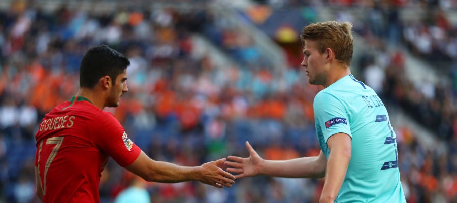 De Ligt saluda a Guedes durante la final de la Nations League De Ligt saluda a Guedes durante la final de la Nations League