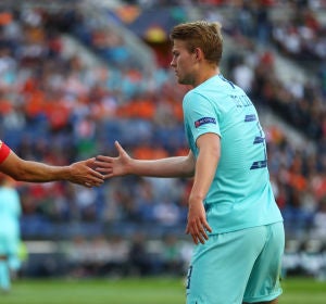 De Ligt saluda a Guedes durante la final de la Nations League De Ligt saluda a Guedes durante la final de la Nations League
