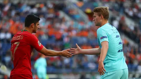 De Ligt saluda a Guedes durante la final de la Nations League De Ligt saluda a Guedes durante la final de la Nations League