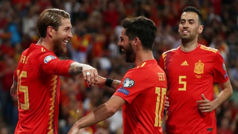 Sergio Ramos celebra con sus compa&ntilde;eros su gol de penalti