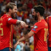 Sergio Ramos celebra con sus compañeros su gol de penalti