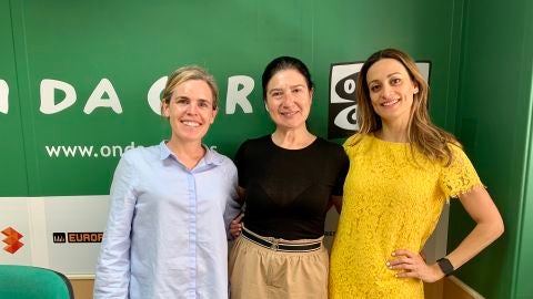 Las doctoras Esther S&aacute;nchez y Marichu Serrano explican en qu&eacute; consiste la cirug&iacute;a pl&aacute;stica periodontal