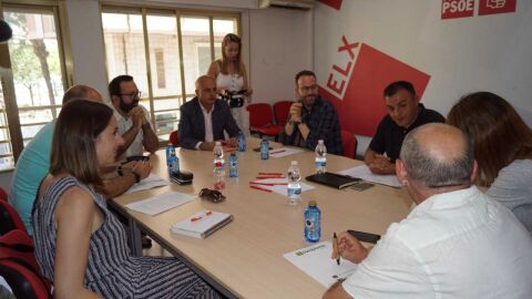 Reuni&oacute;n de las comisiones negociadoras en Elche de PSOE y Comprom&iacute;s per Elx.