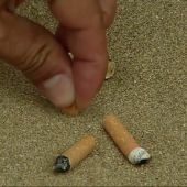 Cigarrillos en la arena de una playa.