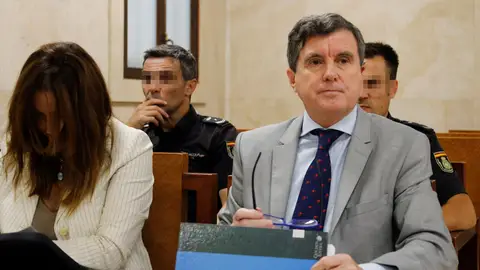 El expresidente del Govern balear Jaume Matas (d) en el juicio de Son Espases El expresidente del Govern balear Jaume Matas (d) en el juicio de Son Espases
