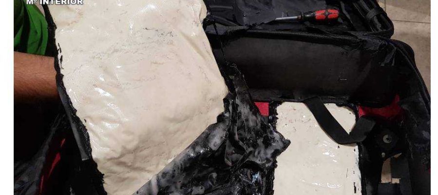 Maleta con doble fondo y cocaína detectada en el Aeropuerto Alicante-Elche. Maleta con doble fondo y cocaína detectada en el Aeropuerto Alicante-Elche.