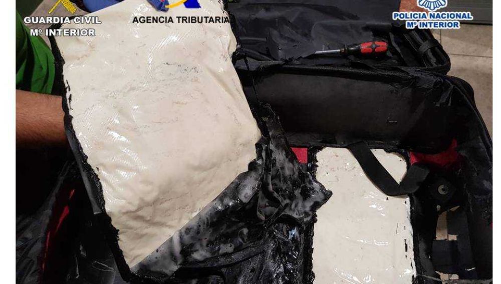 Maleta con doble fondo y cocaína detectada en el Aeropuerto Alicante-Elche.