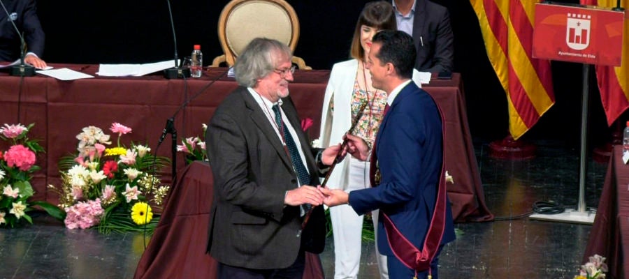 Rubén Alfaro recibe la vara de mando que le reconoce como Alcalde de Elda. Rubén Alfaro recibe la vara de mando que le reconoce como Alcalde de Elda.