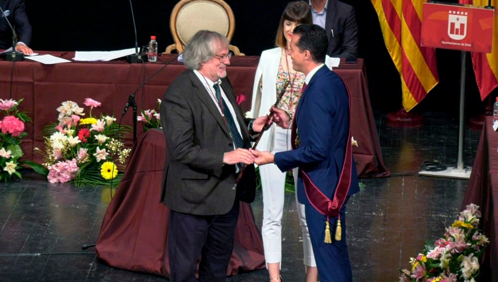 Rubén Alfaro recibe la vara de mando que le reconoce como Alcalde de Elda.